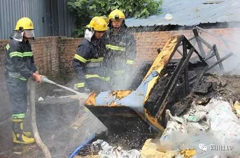 成都一二手市场起火 微型消防站拯救周边商铺